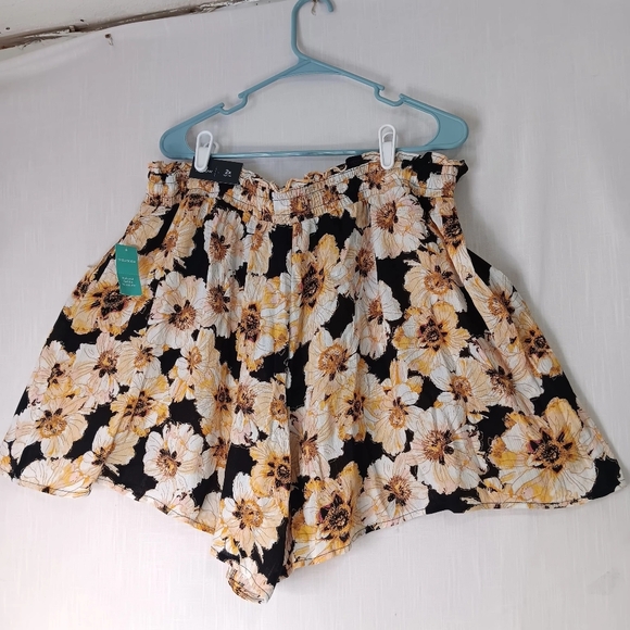 NWT Resort wear short pockets floral print Black Cream rayon Plus Size 2X. - Picture 5 of 15